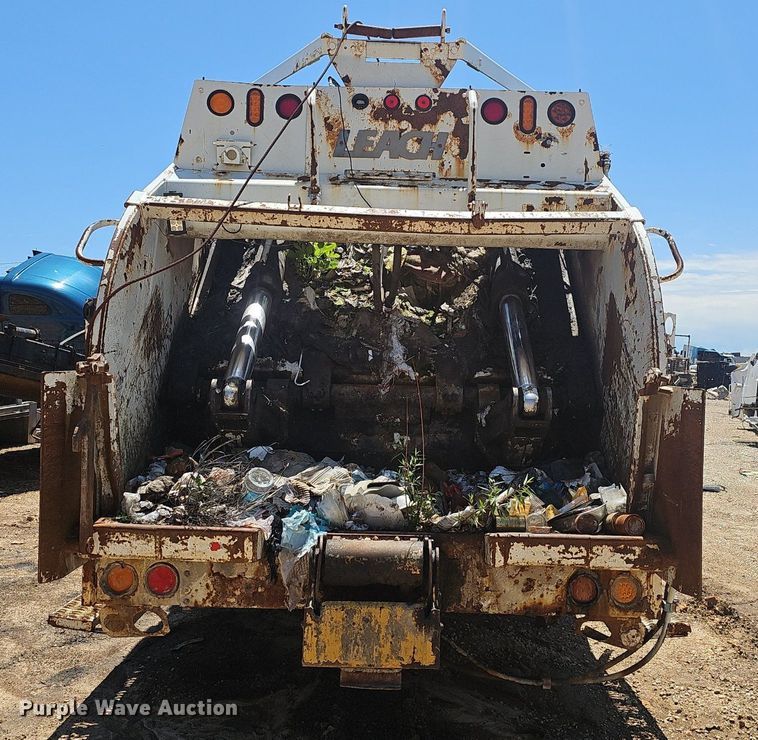 image for item EJ5413 2005 Freightliner  Business Class M2 refuse truck