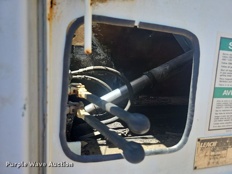 image for item EJ5413 2005 Freightliner  Business Class M2 refuse truck