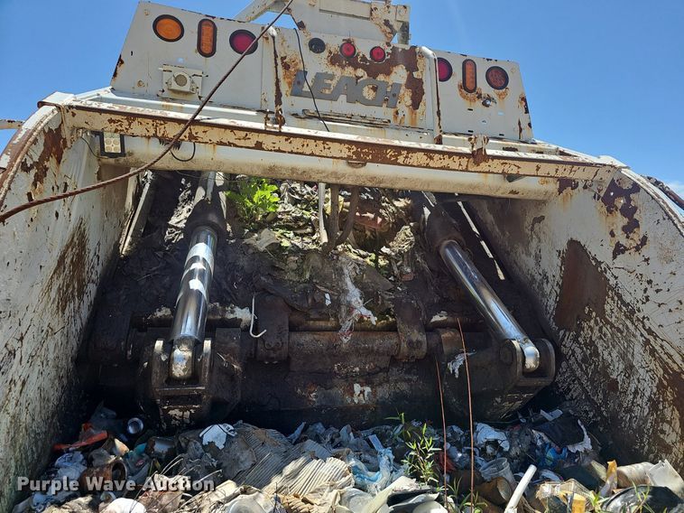 image for item EJ5413 2005 Freightliner  Business Class M2 refuse truck