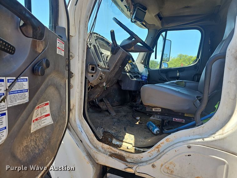 image for item EJ5413 2005 Freightliner  Business Class M2 refuse truck