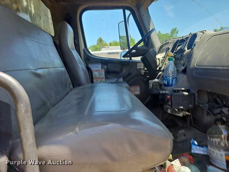 image for item EJ5413 2005 Freightliner  Business Class M2 refuse truck