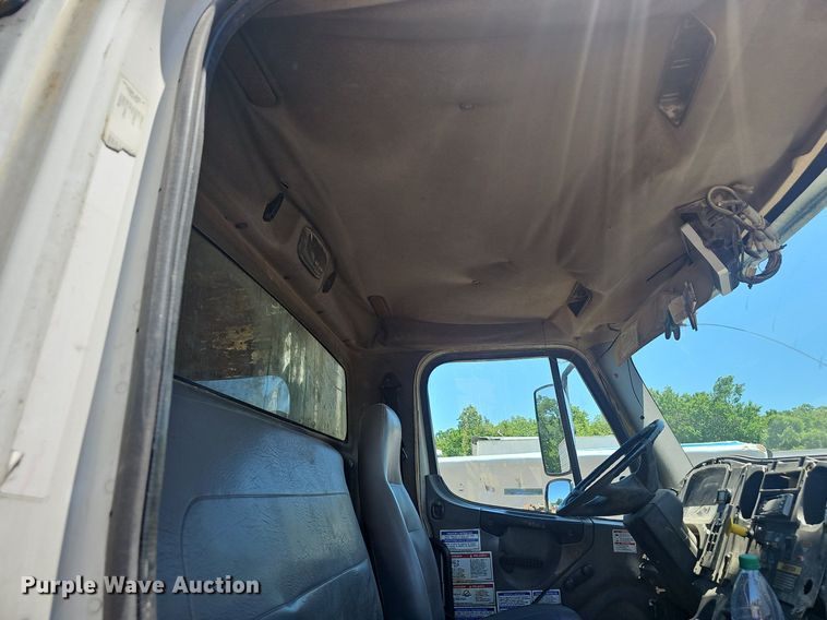 image for item EJ5413 2005 Freightliner  Business Class M2 refuse truck