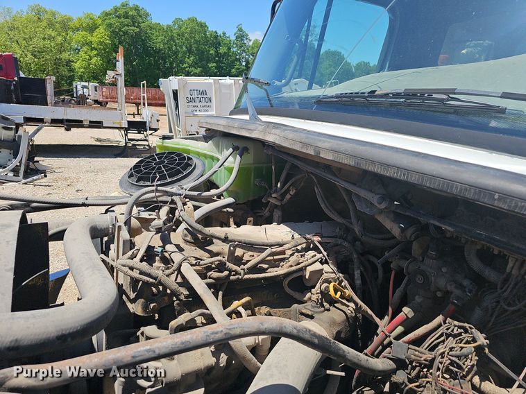 image for item EJ5413 2005 Freightliner  Business Class M2 refuse truck