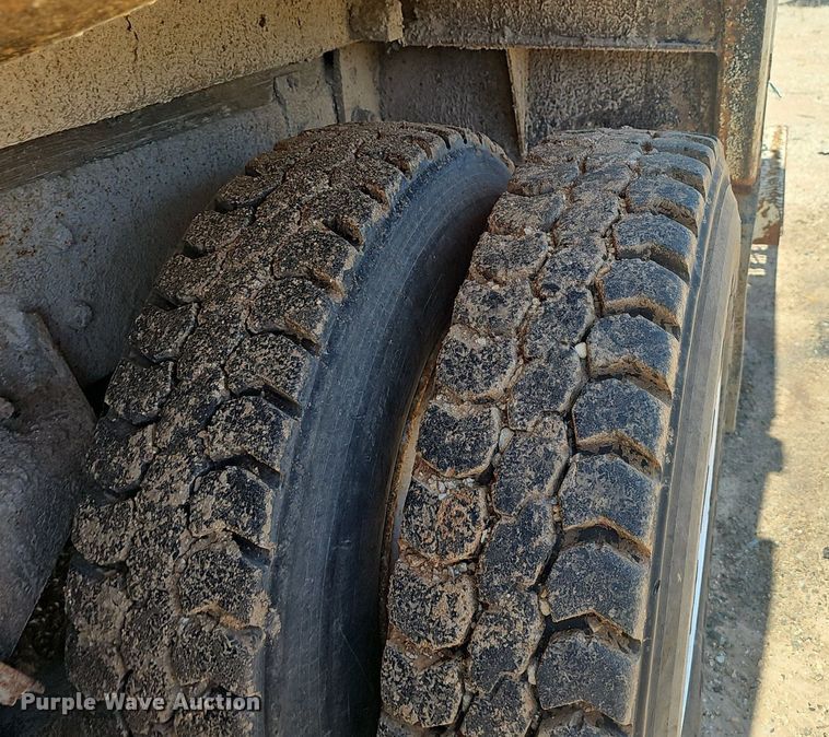 image for item EJ5413 2005 Freightliner  Business Class M2 refuse truck