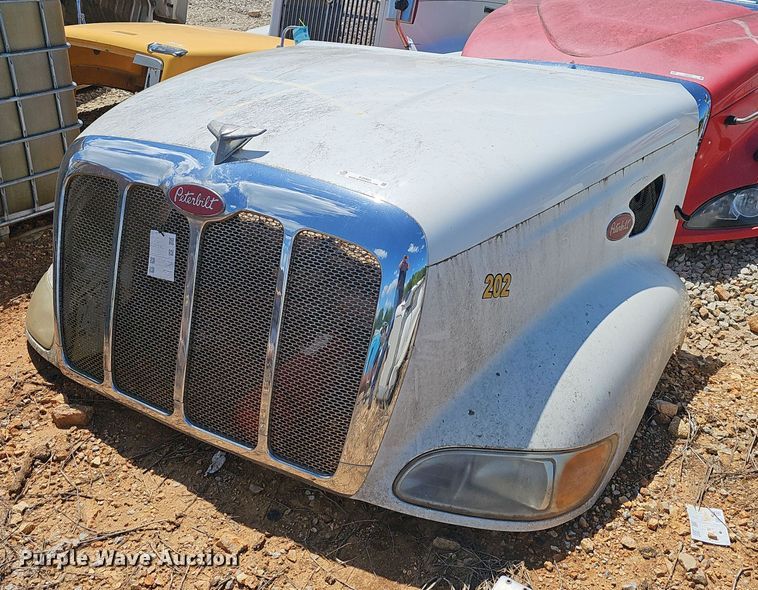 image for item EJ5423 2005 Peterbilt  387 truck hood