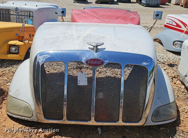 image for item EJ5423 2005 Peterbilt  387 truck hood