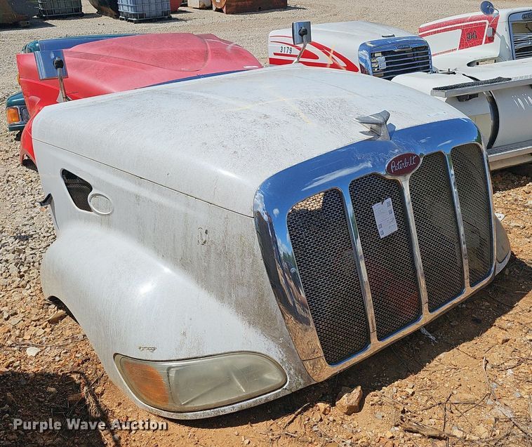 image for item EJ5423 2005 Peterbilt  387 truck hood