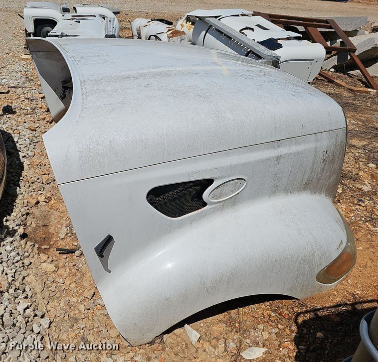 image for item EJ5423 2005 Peterbilt  387 truck hood