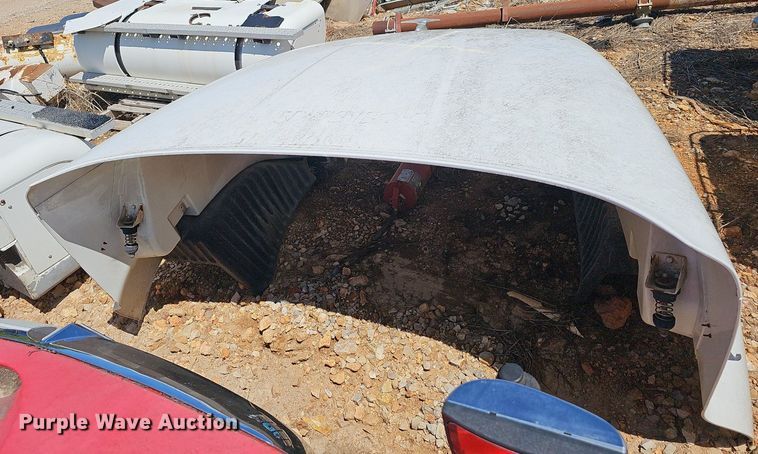 image for item EJ5423 2005 Peterbilt  387 truck hood