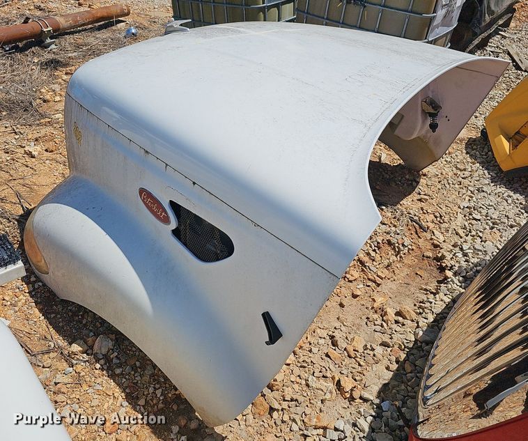 image for item EJ5423 2005 Peterbilt  387 truck hood