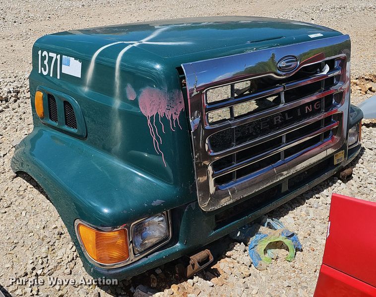 image for item EJ5426 2004 Sterling  L9500 truck hood