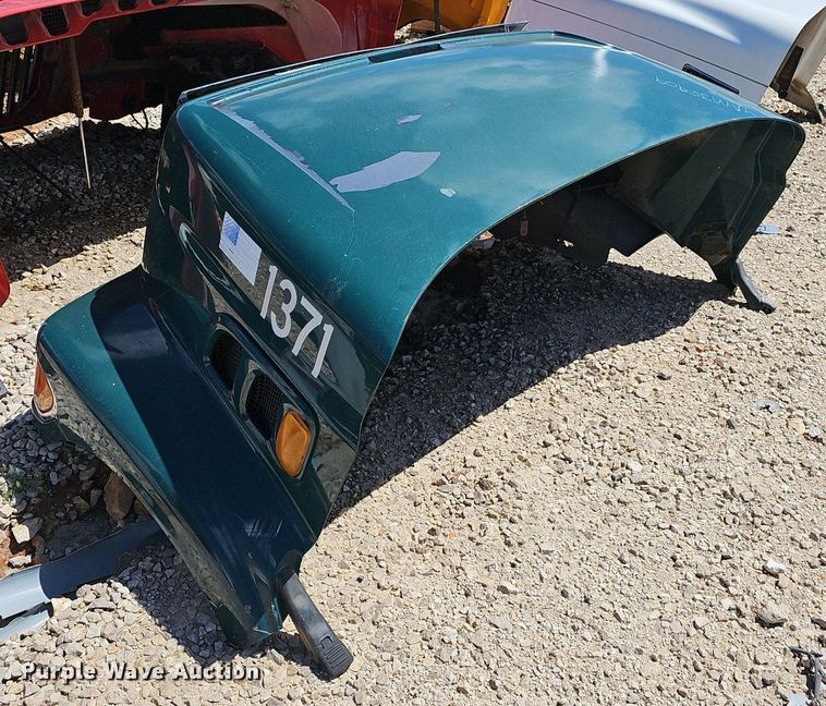 image for item EJ5426 2004 Sterling  L9500 truck hood
