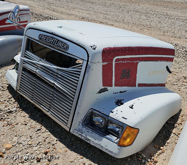 image for item EJ5428 1994 Freightliner  FLD112 truck hood