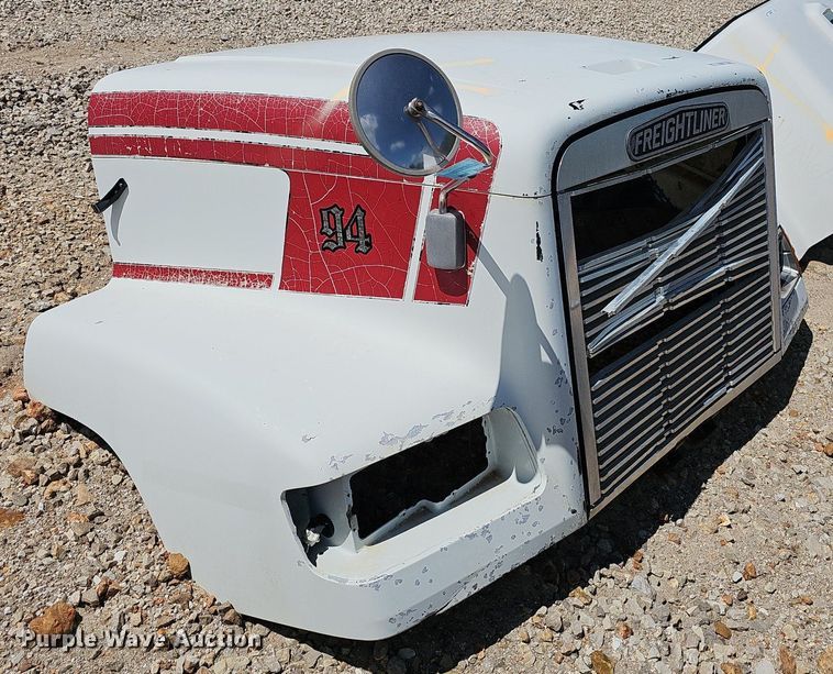image for item EJ5428 1994 Freightliner  FLD112 truck hood
