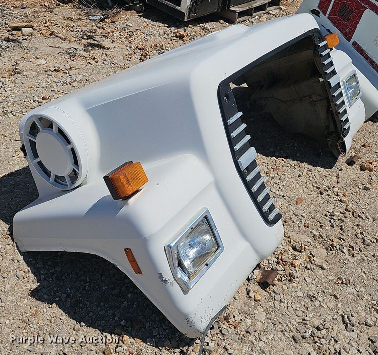 image for item EJ5429 1997 Ford LNT8000 truck hood