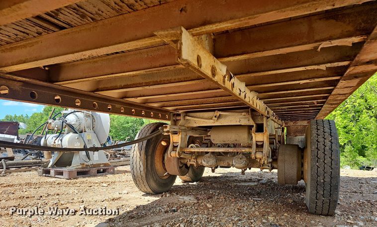 image for item EJ5430 1974 Fruehauf dry van trailer