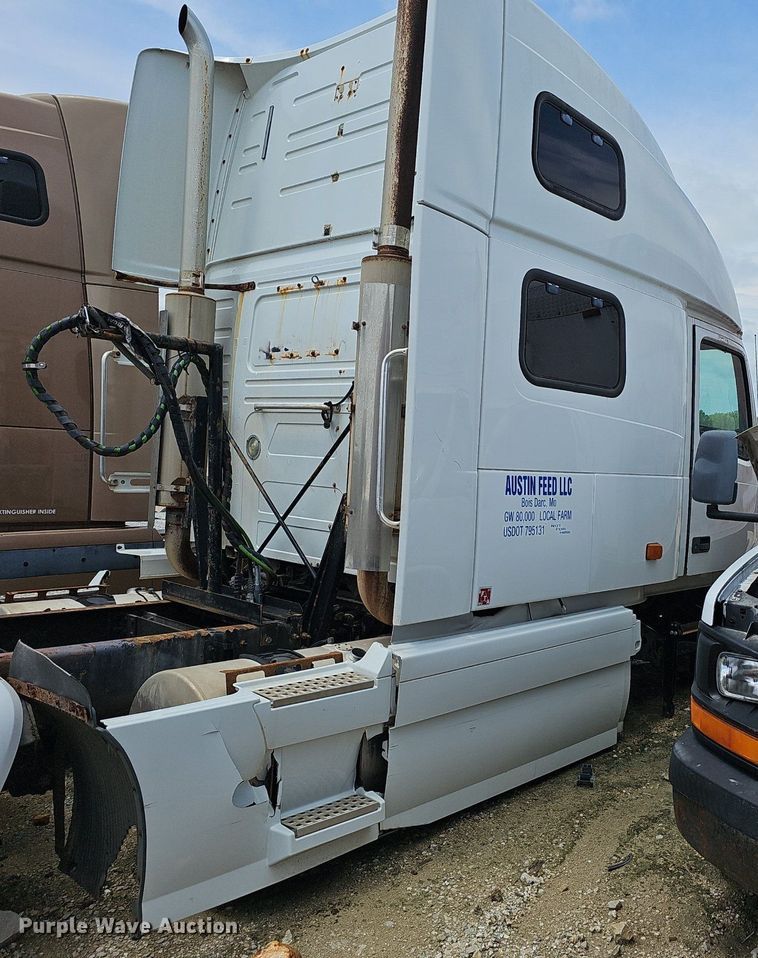 image for item EJ5471 2007 Volvo  VNL truck cab and chassis