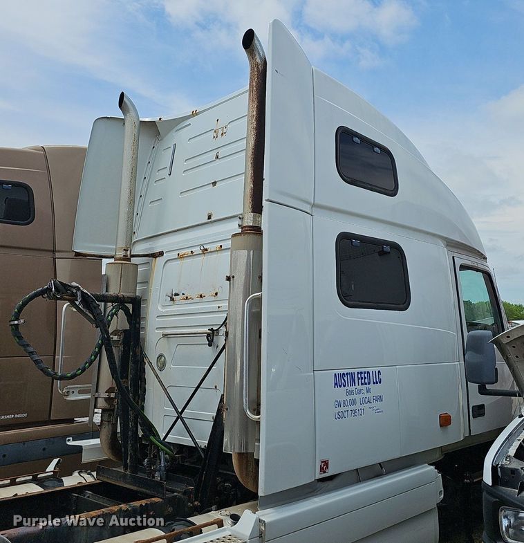 image for item EJ5471 2007 Volvo  VNL truck cab and chassis