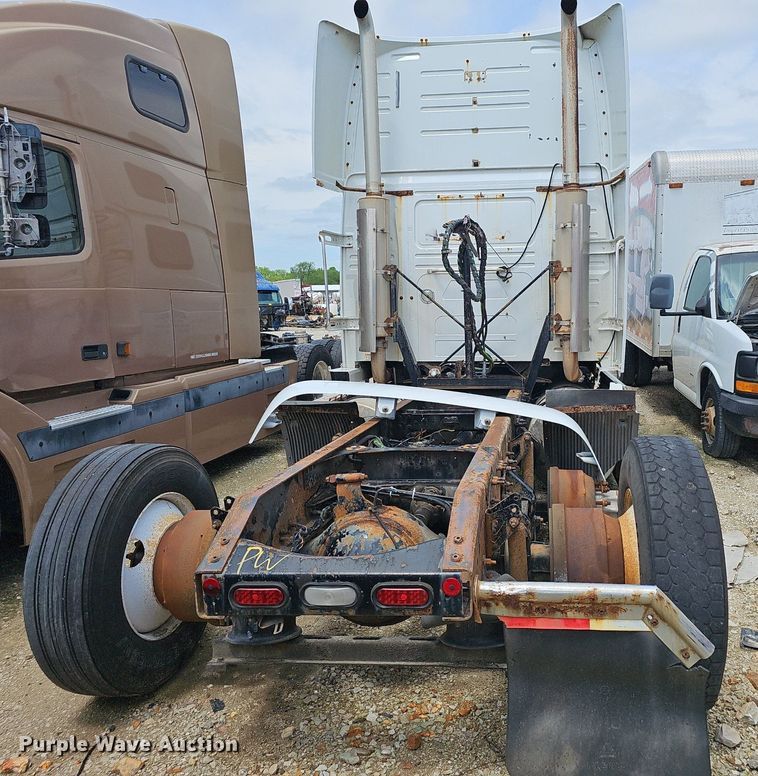 image for item EJ5471 2007 Volvo  VNL truck cab and chassis