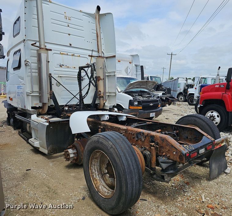 image for item EJ5471 2007 Volvo  VNL truck cab and chassis