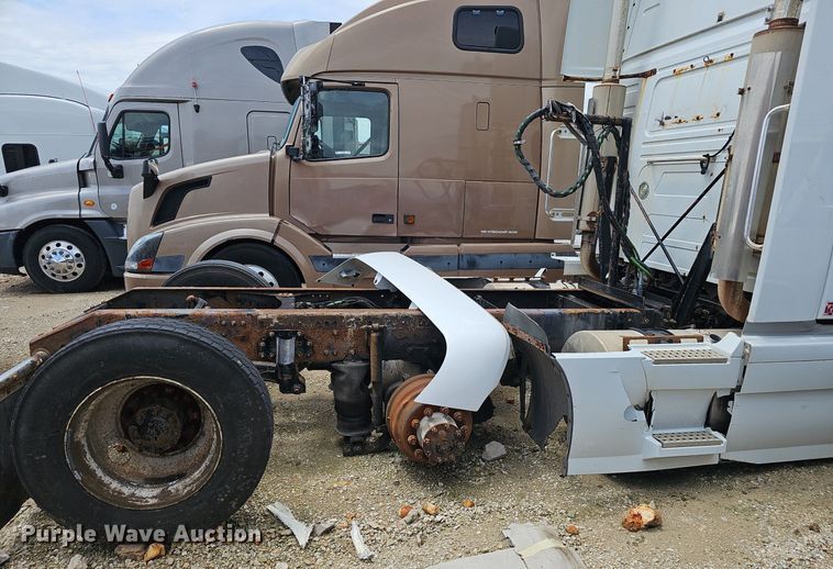 image for item EJ5471 2007 Volvo  VNL truck cab and chassis