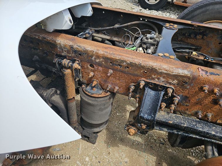 image for item EJ5471 2007 Volvo  VNL truck cab and chassis