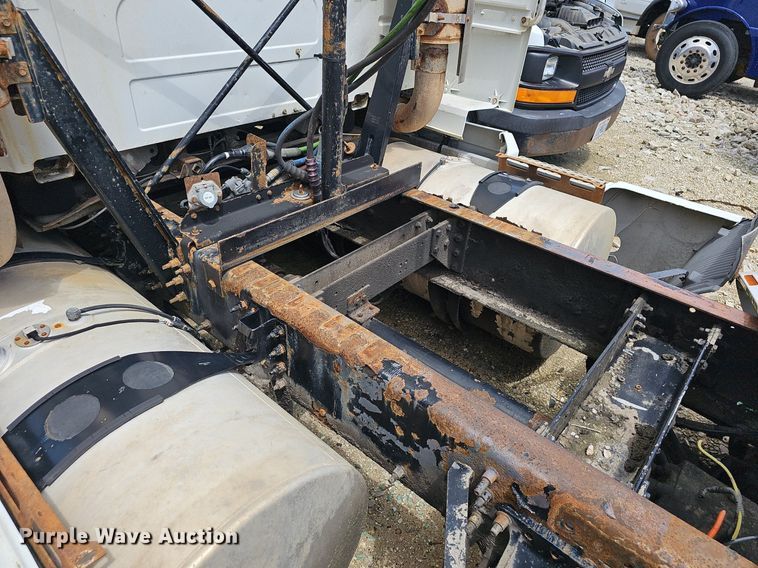 image for item EJ5471 2007 Volvo  VNL truck cab and chassis