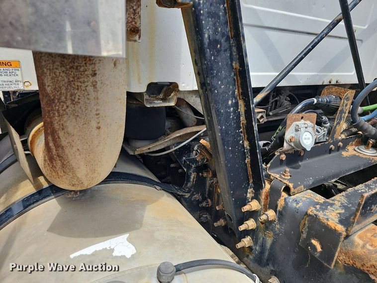 image for item EJ5471 2007 Volvo  VNL truck cab and chassis