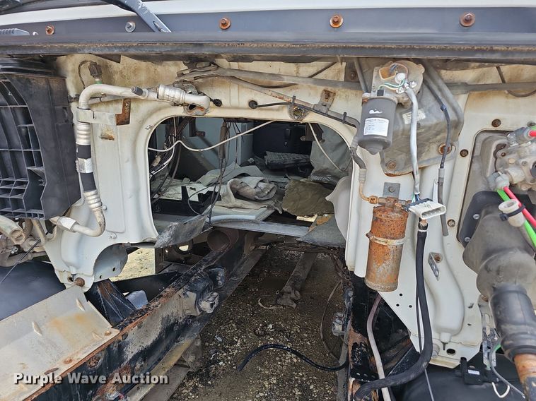 image for item EJ5471 2007 Volvo  VNL truck cab and chassis