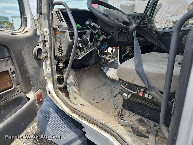 image for item EJ5471 2007 Volvo  VNL truck cab and chassis