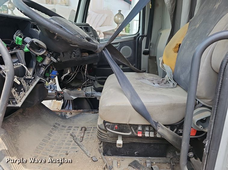 image for item EJ5471 2007 Volvo  VNL truck cab and chassis