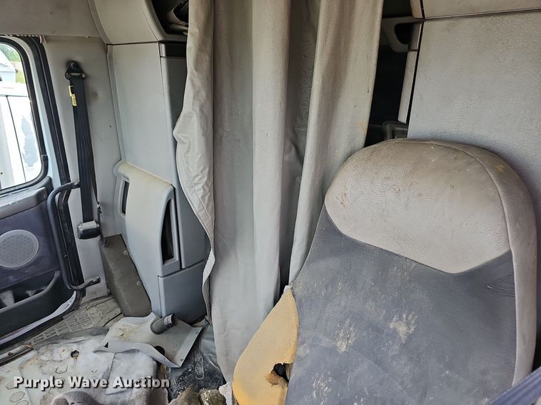 image for item EJ5471 2007 Volvo  VNL truck cab and chassis