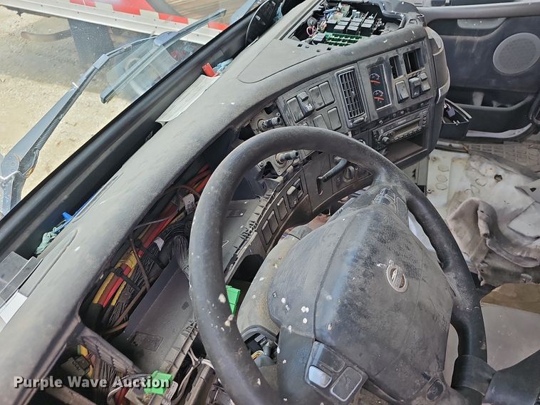 image for item EJ5471 2007 Volvo  VNL truck cab and chassis