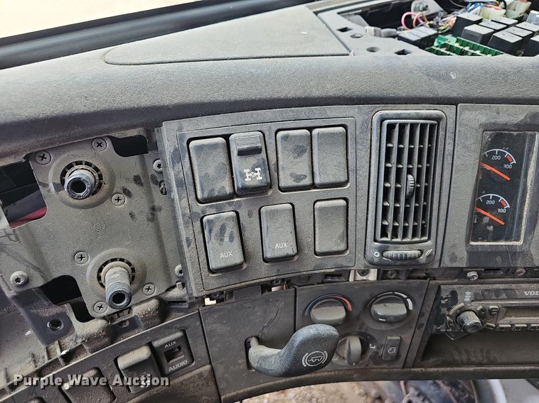 image for item EJ5471 2007 Volvo  VNL truck cab and chassis