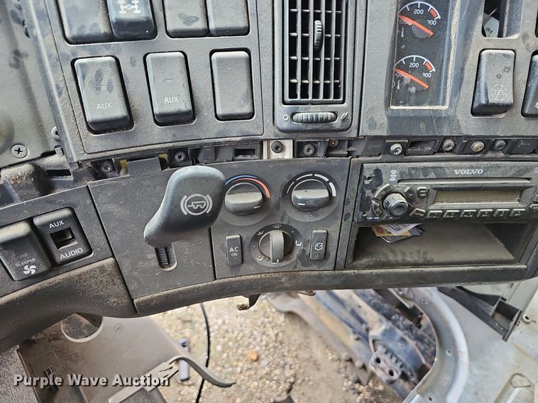 image for item EJ5471 2007 Volvo  VNL truck cab and chassis