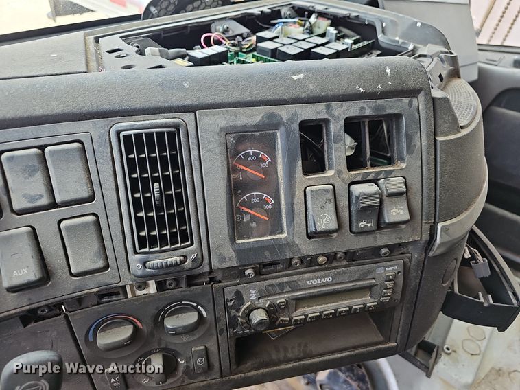 image for item EJ5471 2007 Volvo  VNL truck cab and chassis