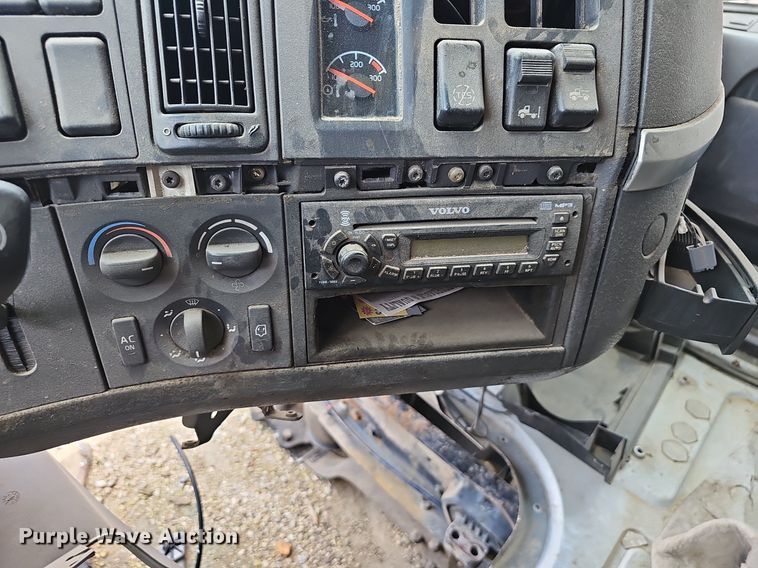 image for item EJ5471 2007 Volvo  VNL truck cab and chassis