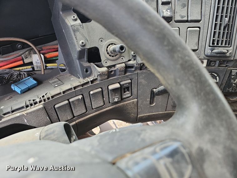 image for item EJ5471 2007 Volvo  VNL truck cab and chassis