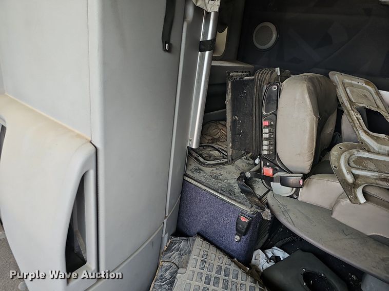 image for item EJ5471 2007 Volvo  VNL truck cab and chassis