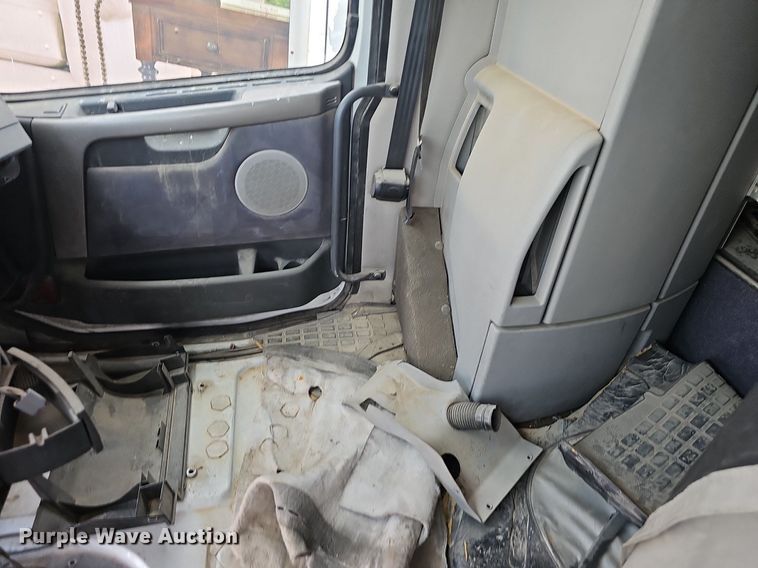 image for item EJ5471 2007 Volvo  VNL truck cab and chassis