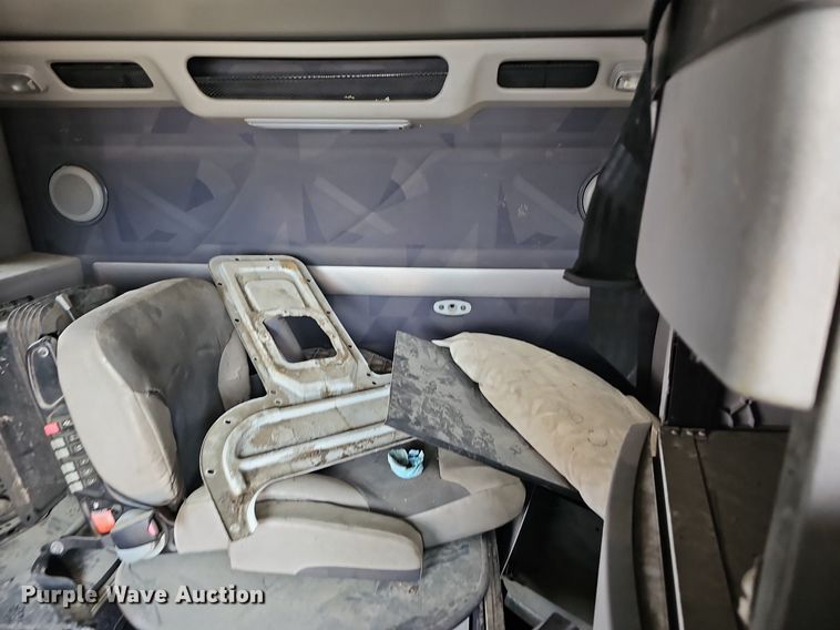 image for item EJ5471 2007 Volvo  VNL truck cab and chassis