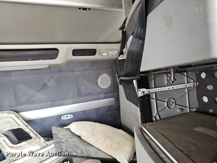 image for item EJ5471 2007 Volvo  VNL truck cab and chassis