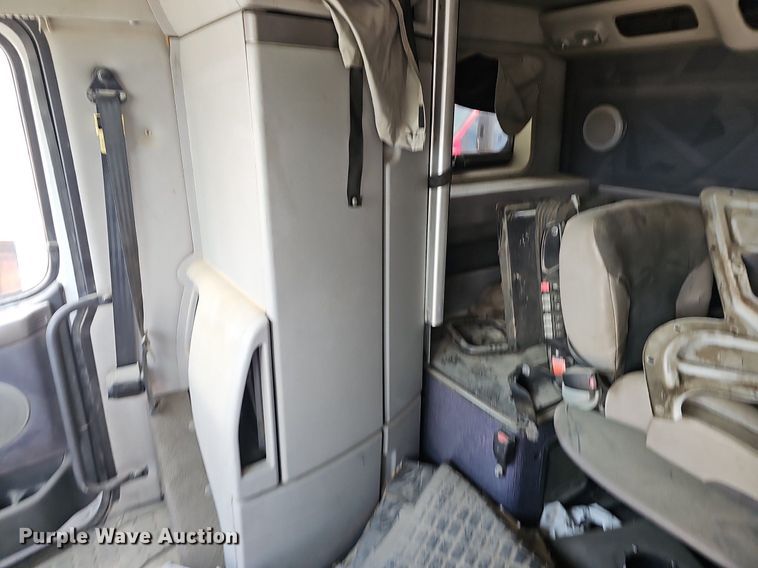 image for item EJ5471 2007 Volvo  VNL truck cab and chassis