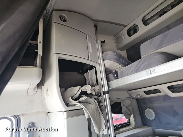 image for item EJ5471 2007 Volvo  VNL truck cab and chassis