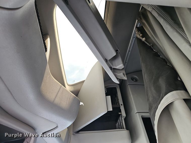 image for item EJ5471 2007 Volvo  VNL truck cab and chassis