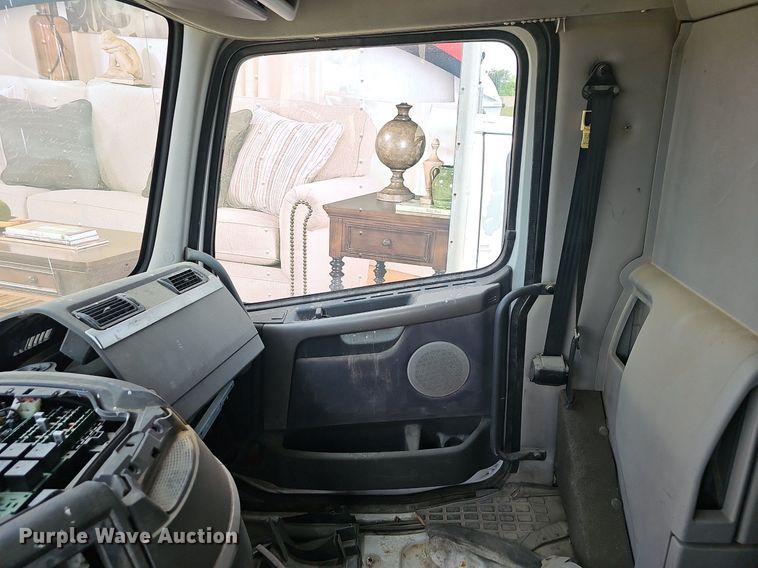 image for item EJ5471 2007 Volvo  VNL truck cab and chassis