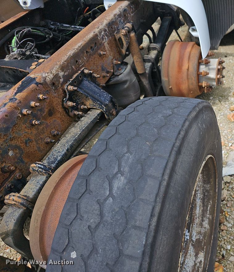 image for item EJ5471 2007 Volvo  VNL truck cab and chassis