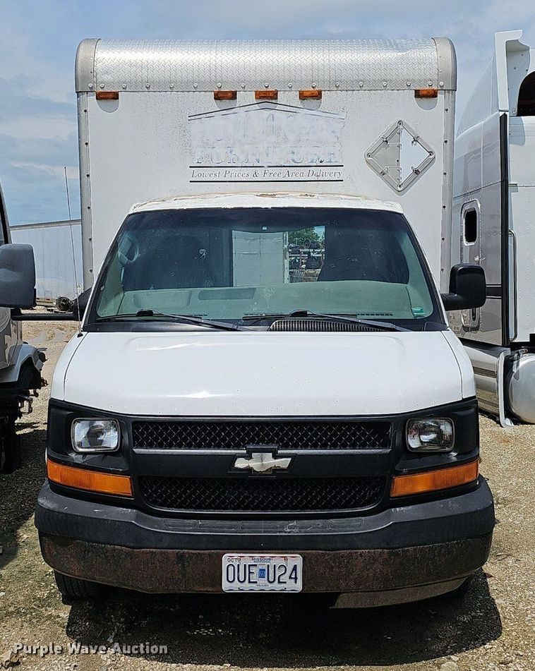 image for item EJ5472 2006 Chevrolet  Express 3500 box truck