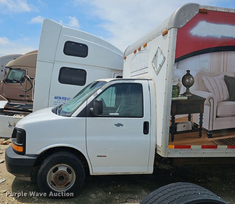 image for item EJ5472 2006 Chevrolet  Express 3500 box truck