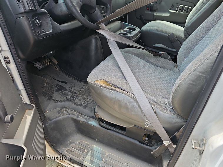 image for item EJ5472 2006 Chevrolet  Express 3500 box truck